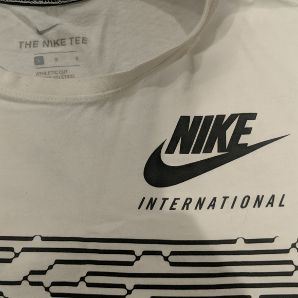 Nike Men's International T-Shirt Large - Picture 2 of 3